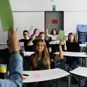 Studierende halten Karten