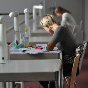 Studierende in Bibliothek