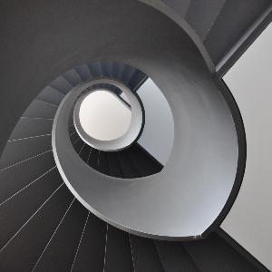 Fotographie einer Wendeltreppe von unten