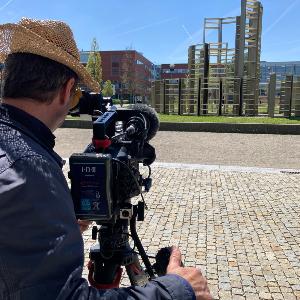 Kameraperson bei einem Außendreh am Campus Martinsried