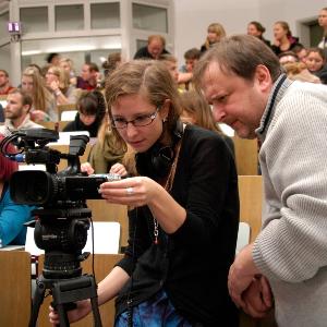Foto zweier Kamerapersonen bei einer Vorlesungsaufzeichnung