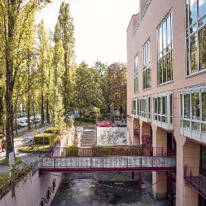 Leopoldstr. 13 mit Brücke