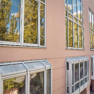 Schräge Fensterfront am Schweinchenbau der LMU mit Spiegelung