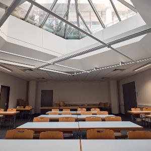 Seminarraum der Fakultät für Psychologie und Pädagogik (LMU) mit Glaskuppel