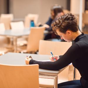 Nahaufnahme einer Studentin in der Zeitungslesehalle der Fakultät für Psychologie und Pädagogik (LMU)