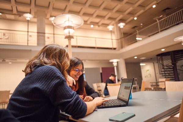 Zwei Studentinnen in der Zeitungslesehalle der Fakultät für Psychologie und Pädagogik (LMU)