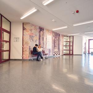 Zwei Studentinnen in einem Sitzbereich in der Fakultät für Psychologie und Pädagogik (LMU)