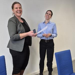 Judith Amler (links) bei der Verleihung der Fakultätsmedaille 2025 durch Dekanin Prof. Dr. Simone Schütz-Bosbach