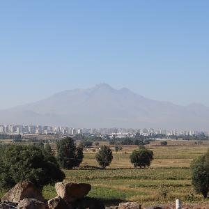 Der Vulkan Erciyes Dağı in Kappadokien - Türkei-Exkursion der Vorderasiatischen Archäologie 2024 | © Moritz Kellerer Der Vulkan Erciyes Dağı in Kappadokien - Türkei-Exkursion der Vorderasiatischen Archäologie 2024