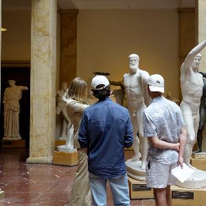 Studium von Skulpturen im Museum für Abgüsse plastischer Bildwerke