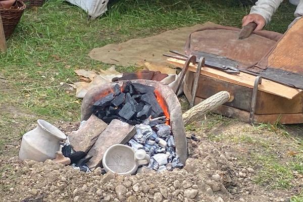 Experimentalarchäologische Versuche zu Zinnverhüttung und Bronzegießen