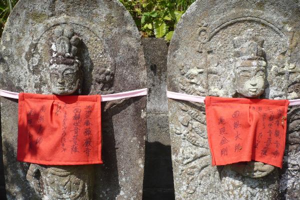 Bodhisattva statues along the roadside, Nakayamadera, Hyogo Prefecture