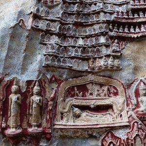 Höhlenrelief mit Darstellungen von Buddhas in Myanmar