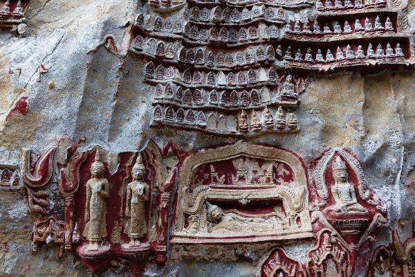 Höhlenrelief mit Darstellungen von Buddhas in Myanmar