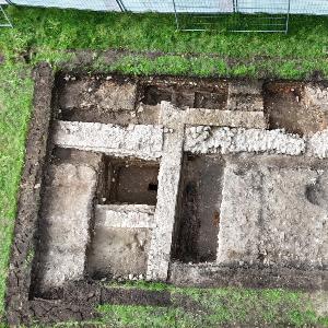 Drohnenaufnahme der Grabungsfläche der Lehrgrabung in Kempten im Jahr 2024