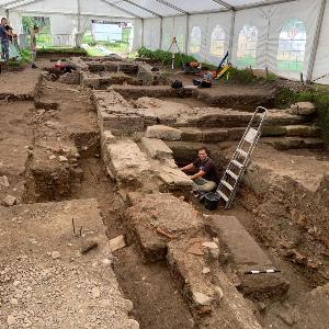 Oblique view of the excavation area with various wall remains and settlement horizons visible in the profiles.
