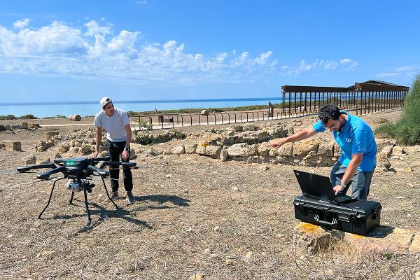 Dr. Calderone and Ph.D. candidate Mina Yacoub prepare ALS instrumentation at Kamarina