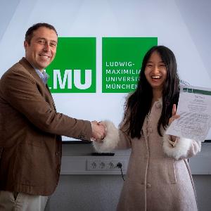 Handing over certificates for 2025 winter school Methods in Digital Heritage