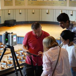 Professor Lercari explains how to use the laserscanner to students.