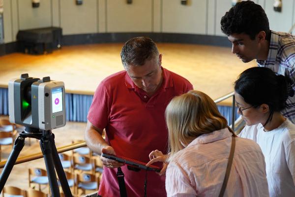 Professor Lercari explains how to use the laserscanner to students.
