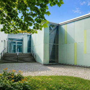 Eingang Oettingenstraße Sommer 2026
