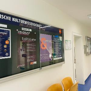 Schaukasten mit Informationen aus dem Fach
