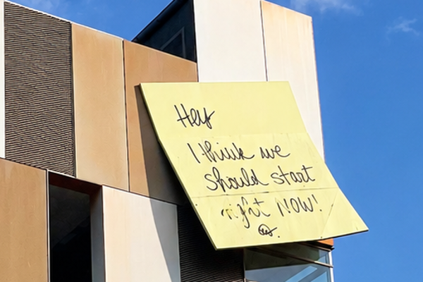 Posting am Studentenwohnheim Hey, we should start right now!