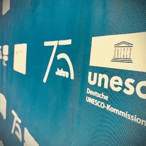Plakat 75 Jahre UNESCO, Festveranstaltung Berlin 2026
