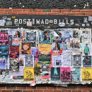 Plakate an einer Ziegelwand