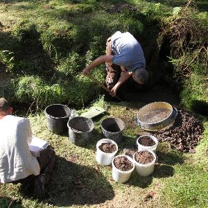 Archäologen arbeiten an der Grabung eines frühgeschichtlichen Zinnabbaugebiets