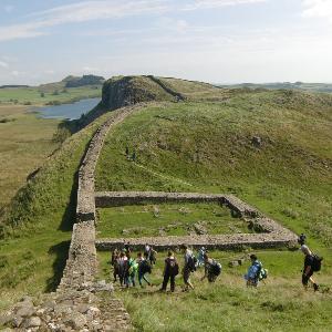 Das Bild zeigt die Ruinen des Hadrianswalls und eines dazugehörigen Kastells.