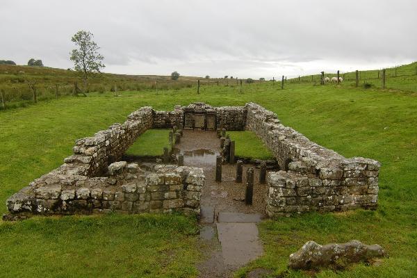 Ruinen eines Mithraneum, Steinmauern.