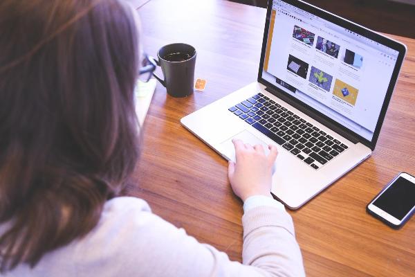 Person arbeitet am Laptop