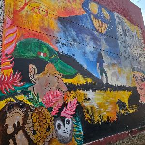 Kreative Street-Art an einer Wand, farbenfrohe Motive zu Menschen, Natur und Zerstörung