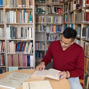 Leser in der Bibliothek