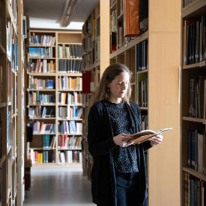 Leser in der Bibliothek