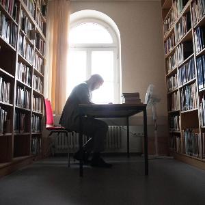 Das Lesen in der Bibliothek