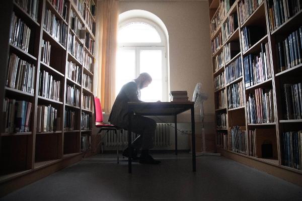 Das Lesen in der Bibliothek