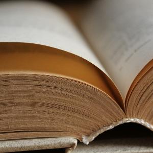Aufgeschlagenes Buch mit Fokus auf dem Buchschnitt.