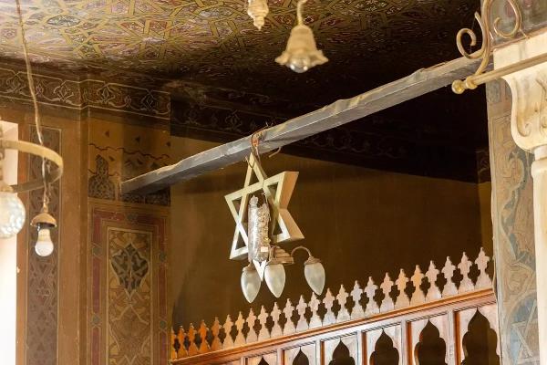 Hängender Davidstern an der Eingangstür der Ben Ezra Synagoge in Altkairo