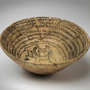 Eine im inneren auf Aramäische beschriebene Zauberschale aus Nippur, Irak (Object B2945. Courtesy of the Penn Museum.).