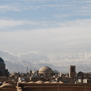 Blick über die Skyline der iranischen Stadt Yazd
