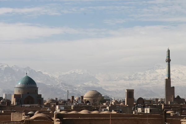 Blick über die Skyline der iranischen Stadt Yazd