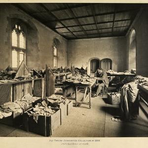 Solomon Schechter in einem Raum der University of Cambridge mit den Handschriften der Kairoer Genizah.