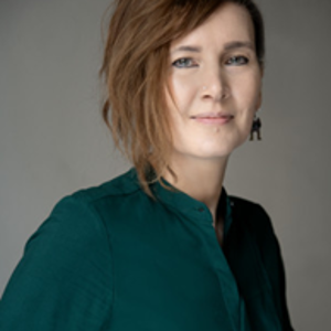 Sarah_Kiyanrad_Portrait