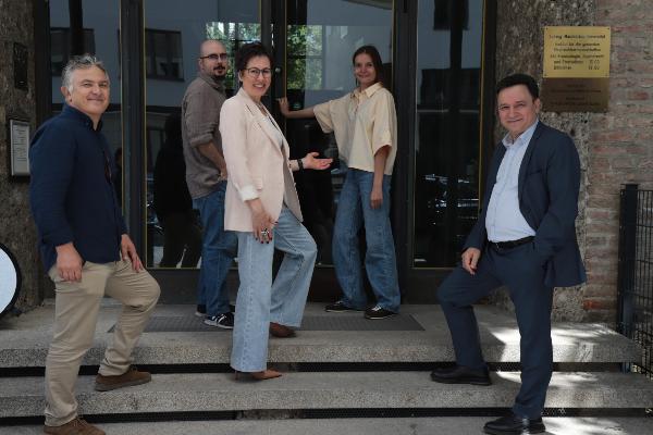 Das Turkologie-Team vor dem Institut