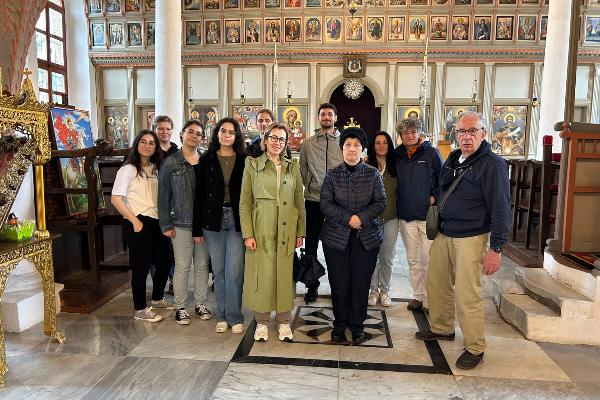 Gruppenfoto_Kirche_Tuerkei_Exkursion_2023