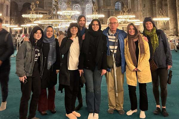 Gruppenfoto_Moschee_Exkursion_Tuerkei_2023