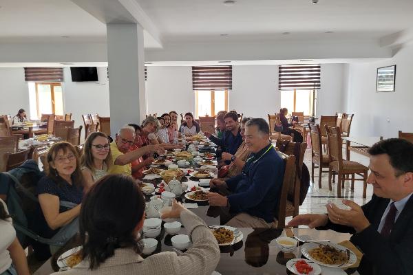 Die Reisegruppe isst am Tisch