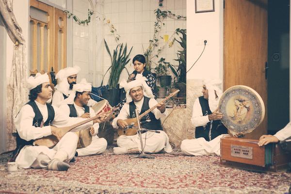 Iranische traditionelle Musikgruppe in einem Wohnzimmer.